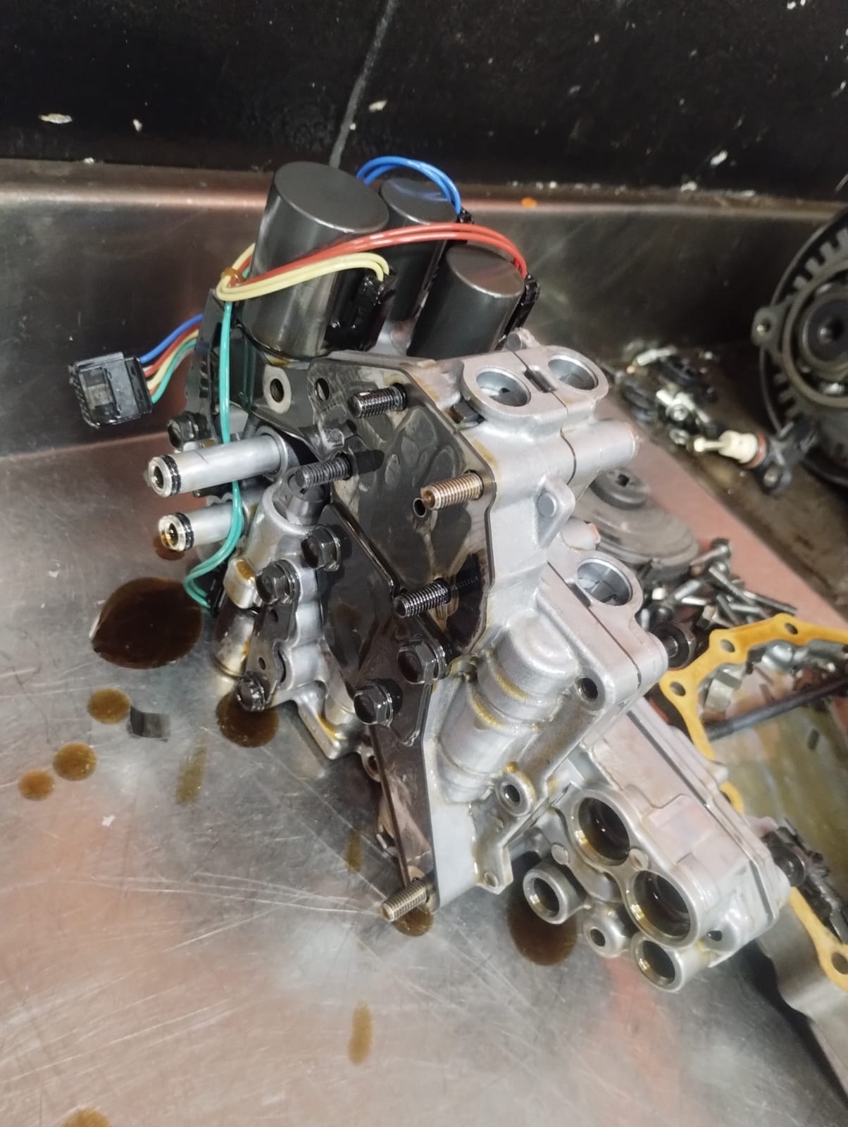 Corpo de válvulas e solenoides desmontados