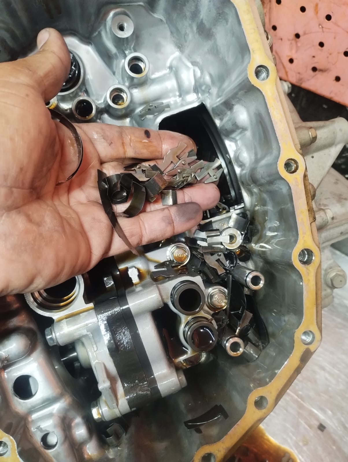 Peças desgastadas retiradas de um câmbio automático