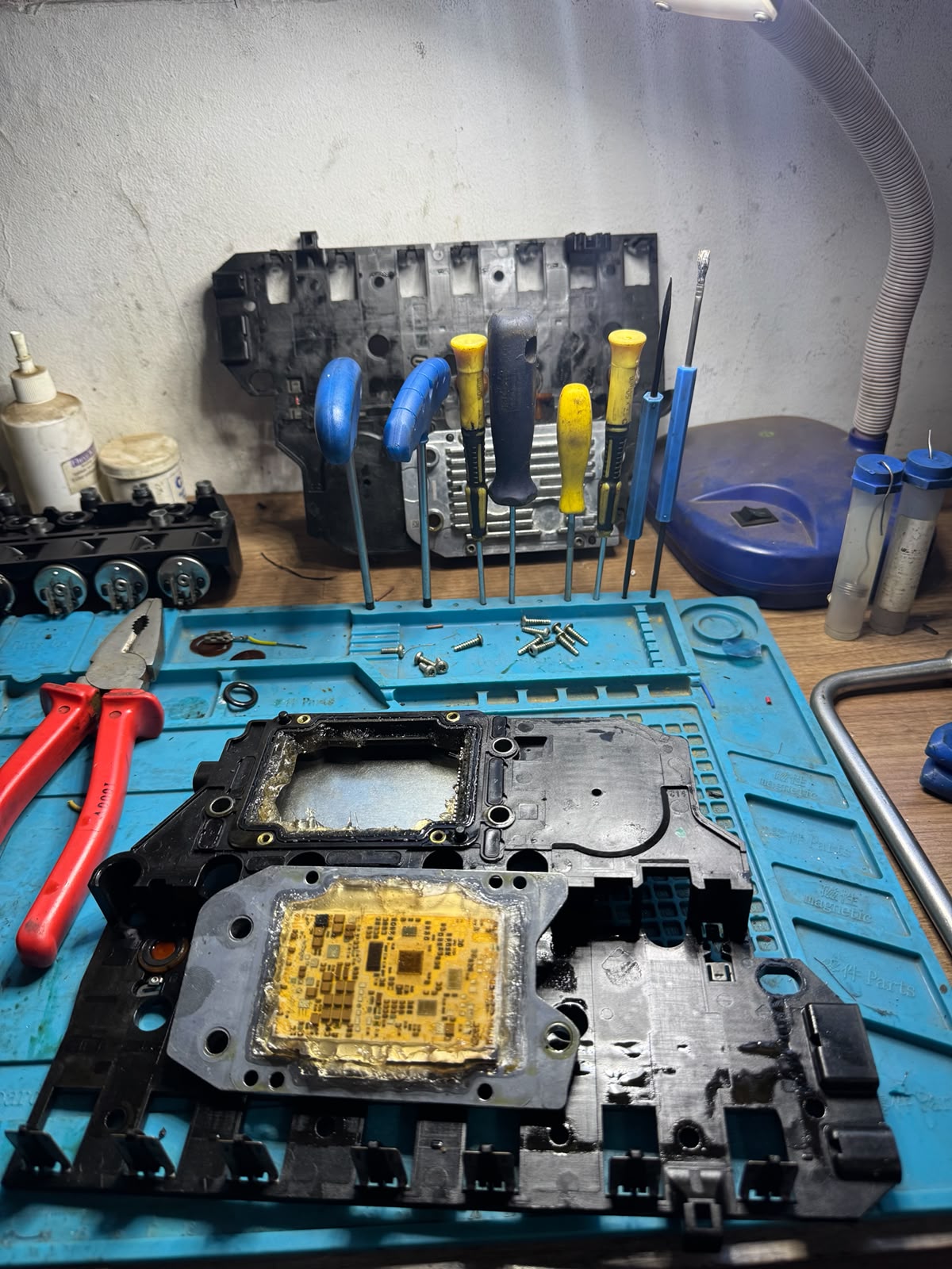 Reparo de mecatrônica na bancada eletrônica